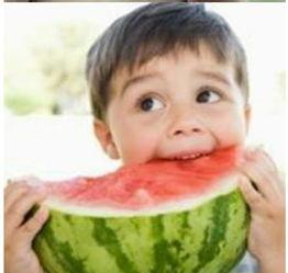 小孩吃瓜情侣图,小孩吃瓜见证情侣甜蜜瞬间